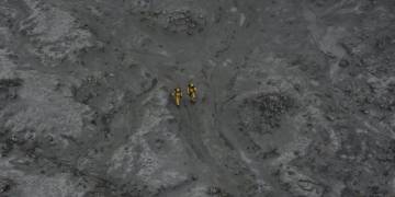 Crews fail to locate last 2 New Zealand volcano victims due to toxic ash, gas