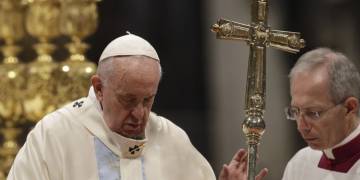 Pope Francis apologizes after hitting hand of woman who grabbed him