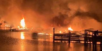 8 dead after fire ravages house boats, marina in Alabama