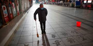 China says it welcomes help from U.S. as its coronavirus death toll rises to 425