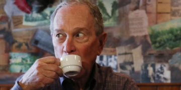 Coronavirus, Shmaronavirus: Munchie Mike Bloomberg Licks His Fingers Then Reaches Back Into Box Of Staff’s Food [Video]