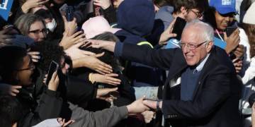 Coronavirus: U.S. presidential hopefuls continue to campaign despite virus risk