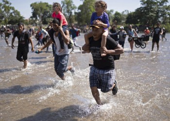 Hundreds in River 'No-Man's Land' After Mexico Troops Block Way