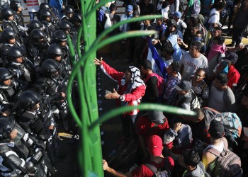 Mexico Blocks Throng of Migrants From Crossing Border Span